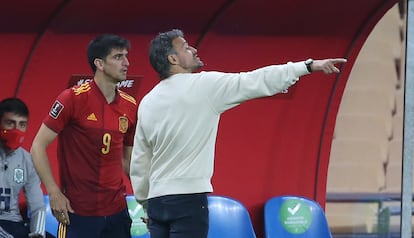 Luis Enrique da instrucciones a Gerard Moreno. / ALEJANDRO RUESGA