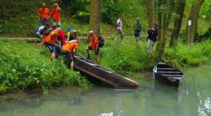 Una de las barcas que participa en la ruta Vive el Ebro organizada por Ecologistas en Acción para denunciar las agresiones que sufre este río.