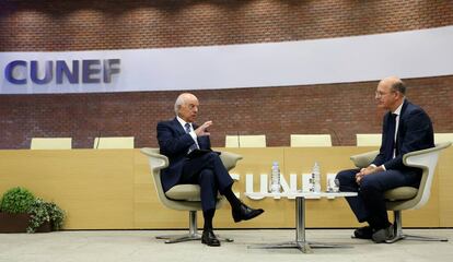 Francisco González conversa con el director general de Cunef, Pablo Vázquez.