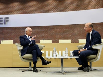 Francisco González conversa con el director general de Cunef, Pablo Vázquez.