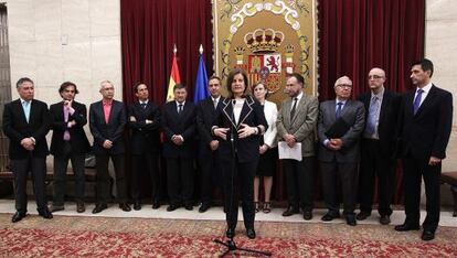 De izquierda a derecha, Tomás Burgos, secretario de Estado de Seguridad Social, José María Marín Vigeras, Miguel Ángel García, Ignacio Conde-Ruiz, Francisco Castellano, José Enrique Devesa, la ministra Fátima Báñez, Mercedes Ayuso, Víctor Pérez Díaz, Manuel Lagares, Miguel Ángel Vázquez y Rafael Doménech. Faltan Santos Ruesga y José Luis Tortuero.