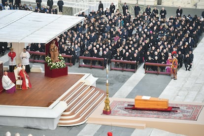 Asistentes al funeral presidido por el papa Francisco. 