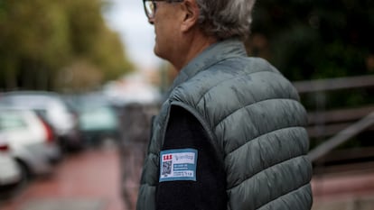 A gentleman wears a QR identification tag.