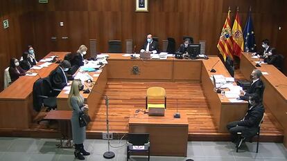 Momento de la declaración de una testigo en el juicio, la semana pasada. El acusado está sentado frente a ella.