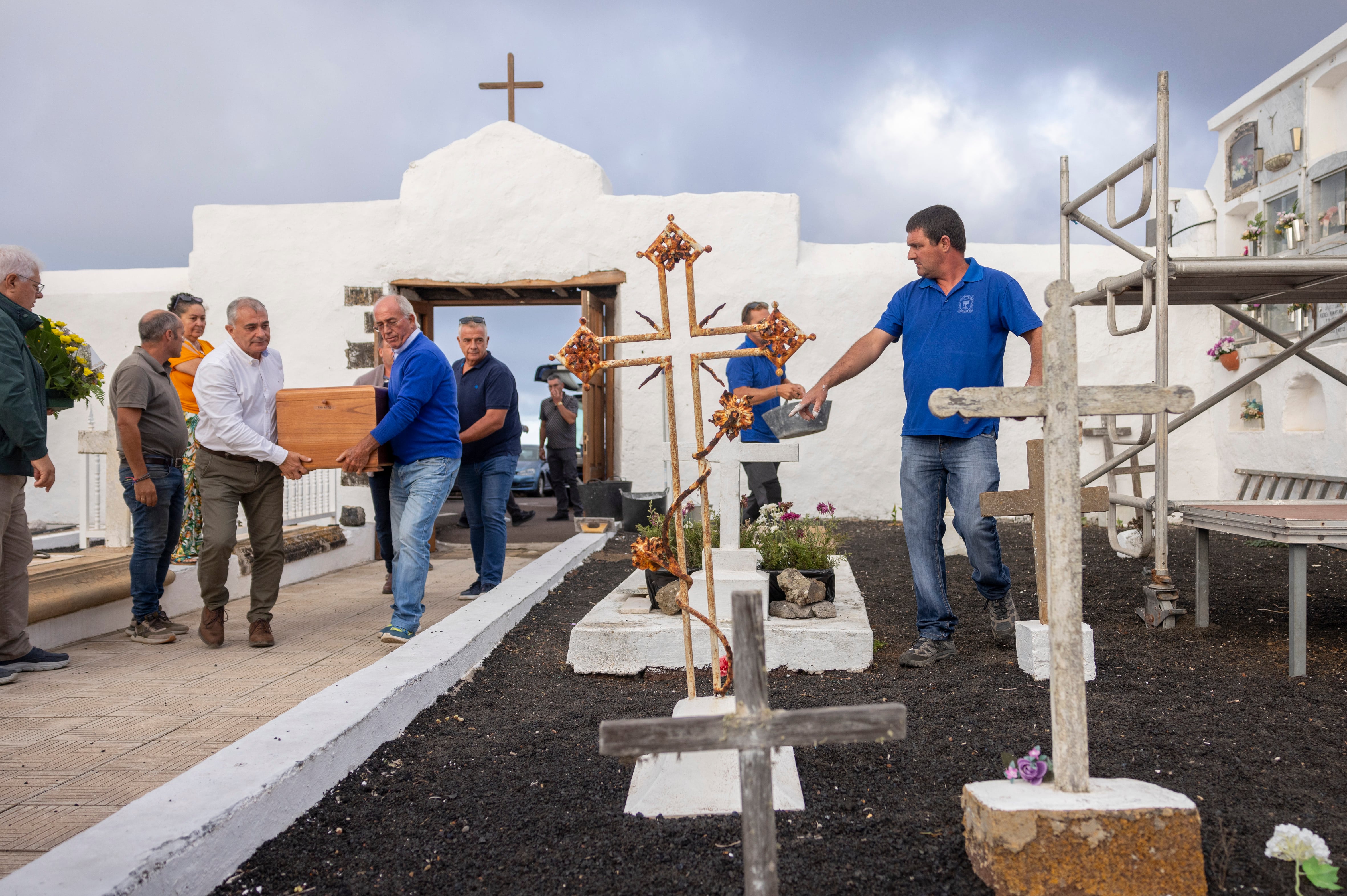 La Justicia advierte de que “Canarias está desbordada” mientras El Hierro entierra a los tres primeros fallecidos del naufragio