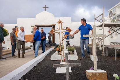 Varios hombres llevan el ataúd de uno de los jóvenes migrantes fallecidos en aguas de El Hierro, este lunes en el cementerio de El Mocanal. 