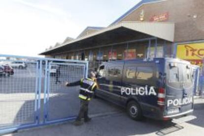 Agentes de la Polic&iacute;a Nacional durante una operaci&oacute;n contra una red de estafadores.