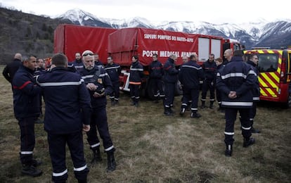 Efectivos de bomberos y servicios de rescate a primera hora de la mañana en la base de operaciones en localidad francesa de Seyne-les-Alpes.
