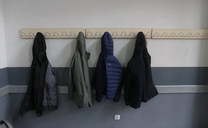 Algunos abrigos colgados en los pasillos del instituto de educación secundaria Claudio Moyano en Zamora.