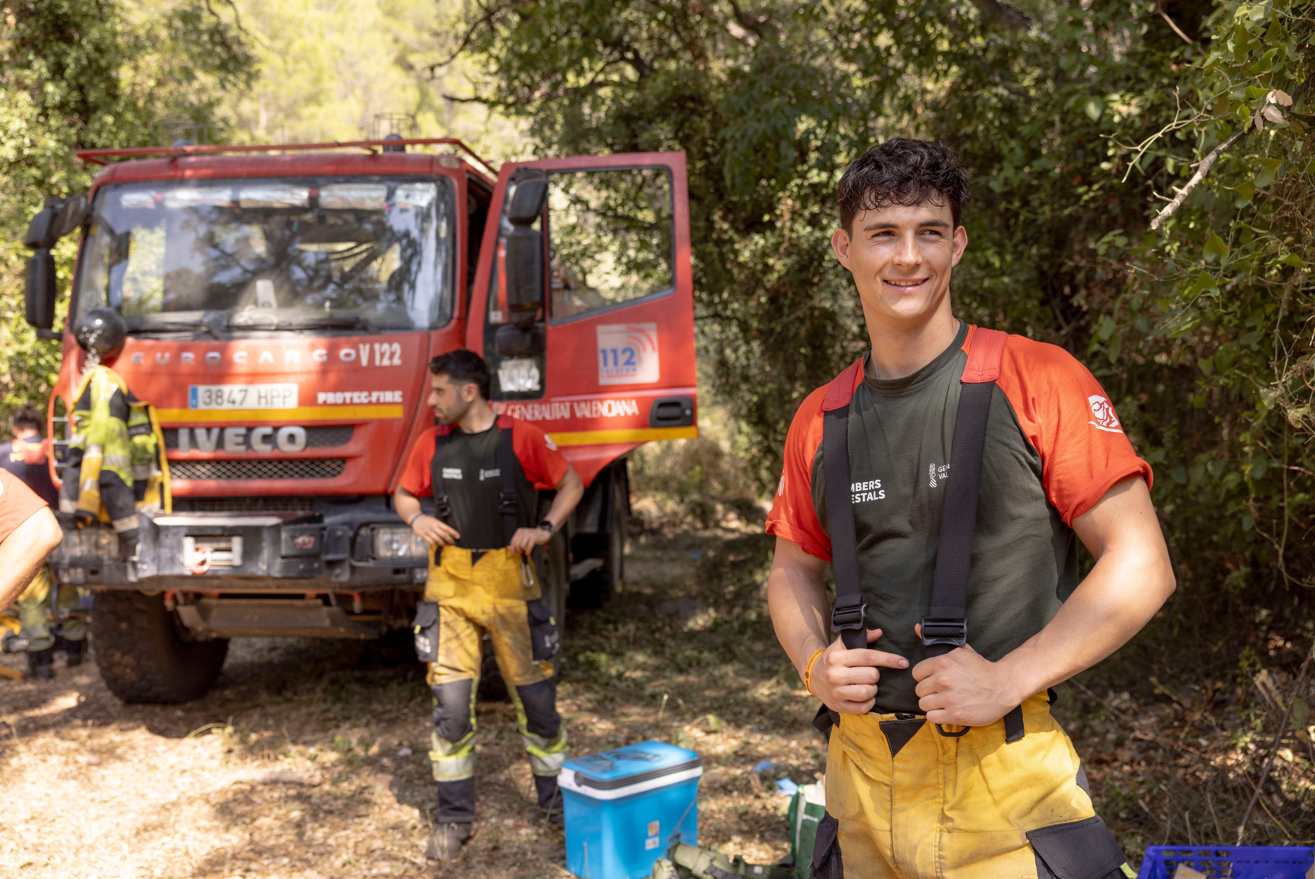 Dos bomberos forestales en una pista forestal en la Sierra de Espadán, el 31 de julio.