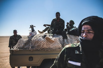 Los combatientes transportan insumos desde los campamentos en Tinduf a la zona del Sáhara Occidental controlada por el polisario. En el vehículo cargan una cabra que sacrificarán para alimentarse.