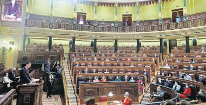 El presidente del Gobierno, Pedro Sánchez (en la tribuna), en una comparecencia en el Pleno del Congreso de los Diputados.