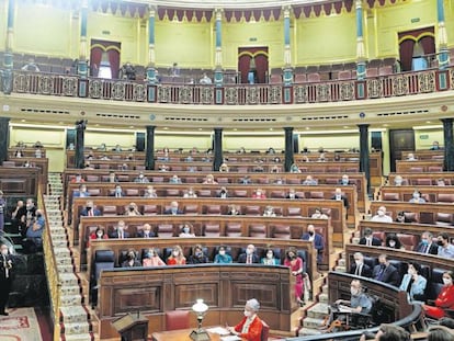 El presidente del Gobierno, Pedro Sánchez (en la tribuna), comparece en el Pleno del Congreso de los Diputados. 