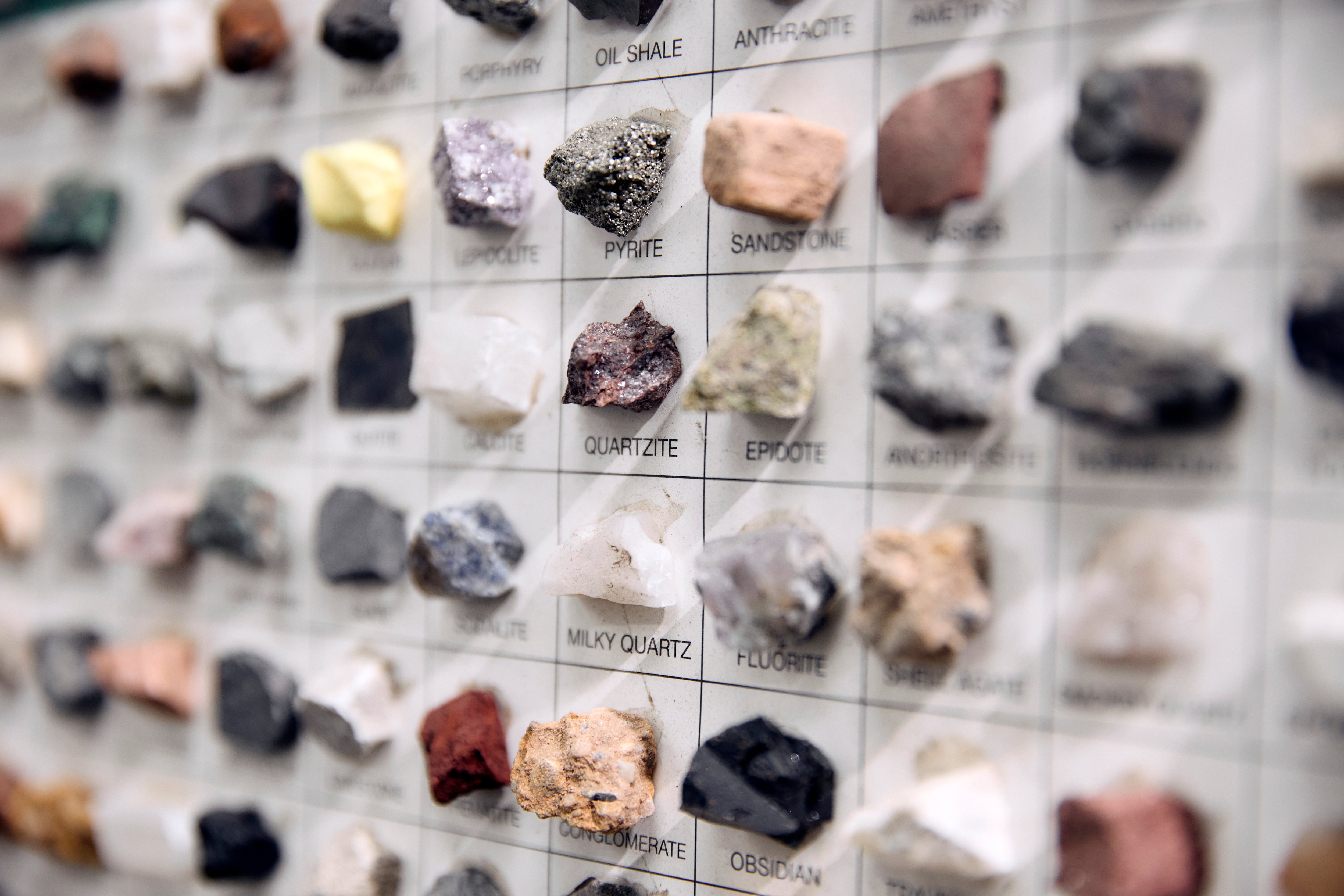 Detalle de un panel de rocas, minerales y piedras preciosas del laboratorio de la Universidad Federal de Río de Janeiro que sirve de base a las Meteoríticas.