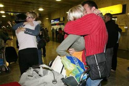 Los turistas españoles han comenzado a llegar este martes a Barajas tras pasar cinco días atrapados en Cancún.