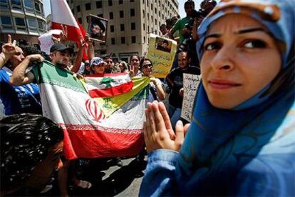 Partidarios de Hezbolá sostienen una gran bandera de Irán y otra libanesa durante una manifestación antiestadounidense en Beirut.