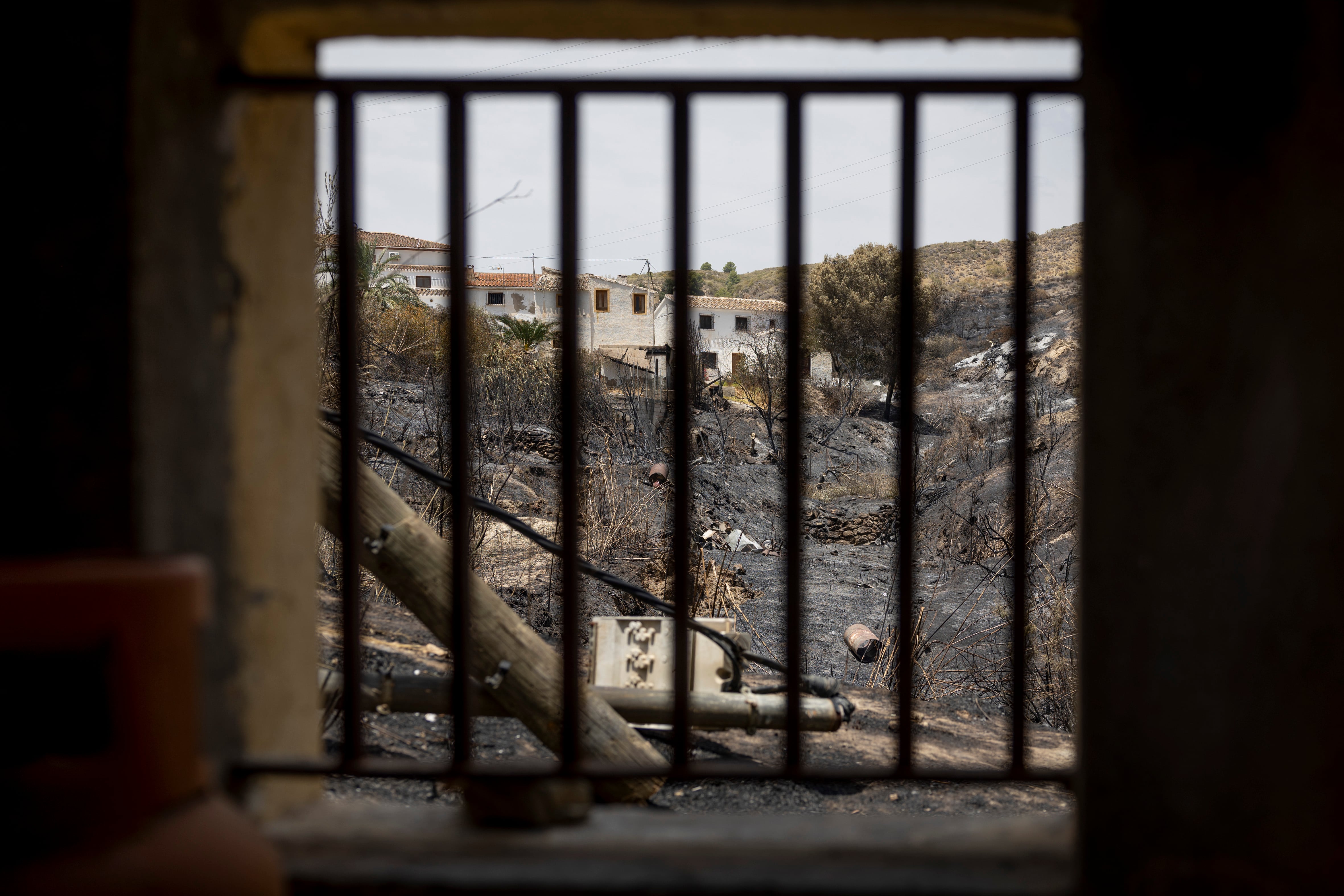 Aldea de Almocaizar desalojada por el incendio.