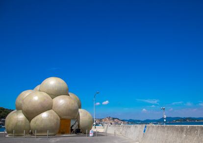 La terminal de pasajeros de Naoshima, en forma de nube.