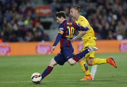 Messi dispara davant d'Arroyo al Camp Nou.
