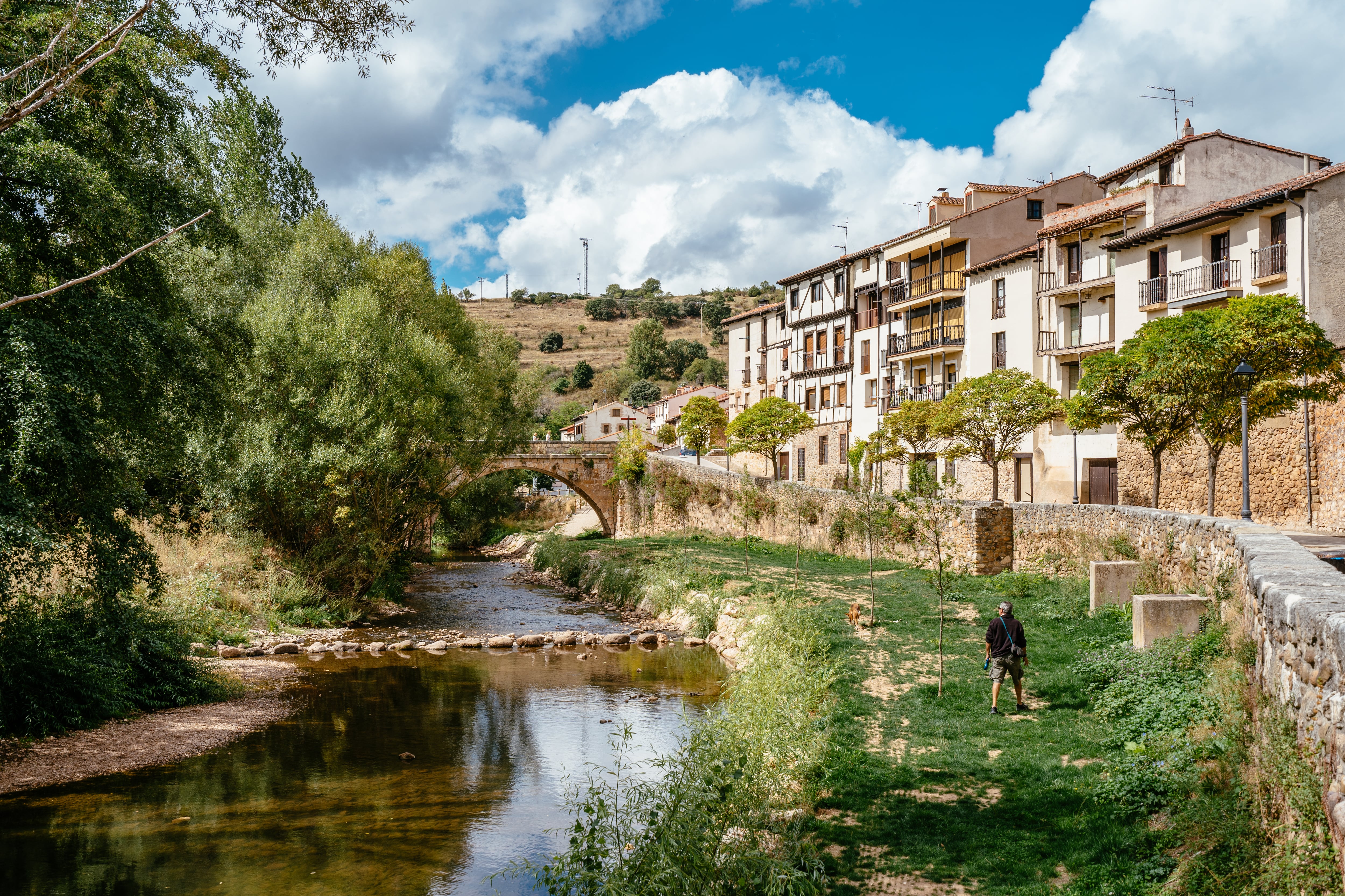 El río Arlanza a su paso por la villa burgalesa de Covarrubias (Castilla y León).