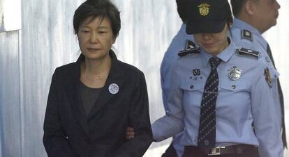 Park Geun-hye llega a la vista sobre la extensi&oacute;n de su detenci&oacute;n, hoy en Se&uacute;l.