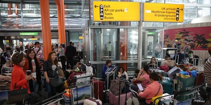 Pasajeros esperan que se reanuden sus vuelos en el aeropuerto londinense de Heathrow, el de mayor tráfico de Reino Unidos.