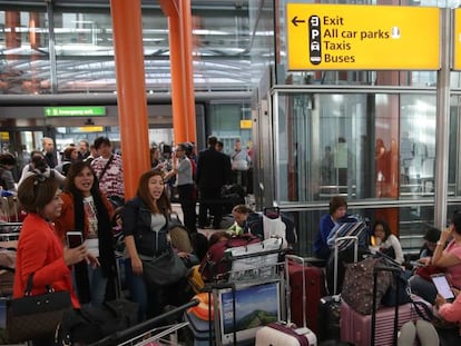 Pasajeros esperan que se reanuden sus vuelos en el aeropuerto londinense de Heathrow, el de mayor tráfico de Reino Unidos.