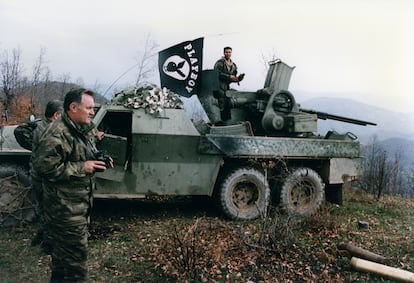 Ratko Mladic (con prismáticos en las manos), durante la guerra de Bosnia Herzegovina en abril de 1994.