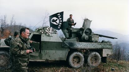 Ratko Mladic (con prismáticos en las manos), durante la guerra de Bosnia Herzegovina en abril de 1994.