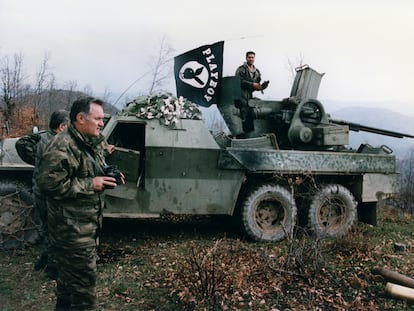 Ratko Mladic (con prismáticos en las manos), durante la guerra de Bosnia Herzegovina en abril de 1994.