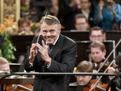 El let&oacute;n Mariss Jansons, ayer, durante el Concierto de A&ntilde;o Nuevo en Viena.