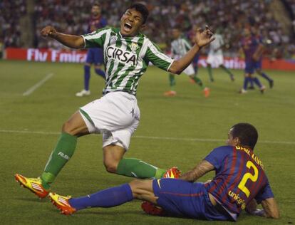 Alves, en la entrada que le cost&oacute; la roja sobre Montero.