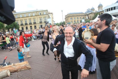 El alcalde de San Sebastián, Juan Carlos Izagirre (Bildu), en primer término, celebra en el puerto la elección de la ciudad como capital cultural en 2016.
