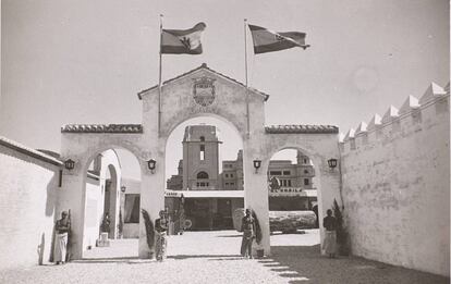 Representación de un poblado de Guinea en Valencia, en 1942.