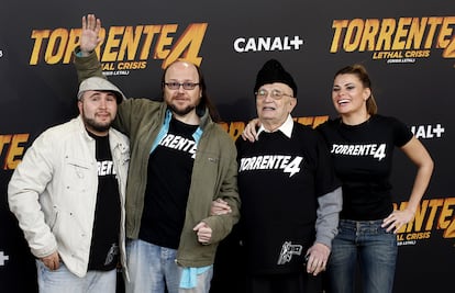 Santiago Segura (saludando, en la imagen), creador del personaje "más asqueroso" del cine español, el ex policía José Luis Torrente, estaba convencido de que "este tío tan repulsivo en el que se concentra todo lo que odio del ser humano" era un ser en extinción, pero "por desgracia, 13 años después, Torrente está en la calle". Segura ha organizado una multitudinaria rueda de prensa en un hotel madrileño junto a los actores Tony Leblanc (segundo por la derecha), que ha recibido un aplauso al ser presentado como "el secreto del éxito de Torrente"; Yon González, conocido por la serie televisiva "El internado", la actriz porno María Lapiedra (en la imagen) y Kiko Rivera (primero por la izquierda), que debuta como actor. TEXTO: EFE