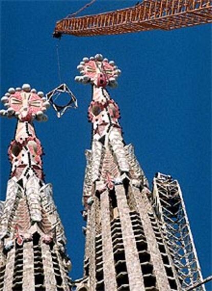 El perfil de la Sagrada Familia se despeja: la grúa que formaba parte de la imagen del conjunto desde los años sesenta está siendo desmontada con el empleo de otro gigante de acero.