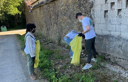 Los desperdicios abandonados a lo largo de las rutas empañan una experiencia como la que representa completar el Camino de Santiago.