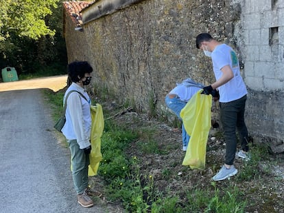 Los desperdicios abandonados a lo largo de las rutas empañan una experiencia como la que representa completar el Camino de Santiago.