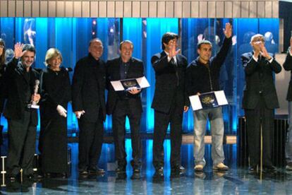 Los galardonados en la 54 edición del Festival Internacional de Cine de San Sebastián, posan junto a los miembros del Jurado, en un momento de la gala de clausura celebrada en el Kursaal de la capital donostiarra