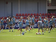 Las jugadoras del Atlético de Madrid durante el entrenamiento realizado este jueves.