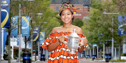 La tenista posa con su trofeo.