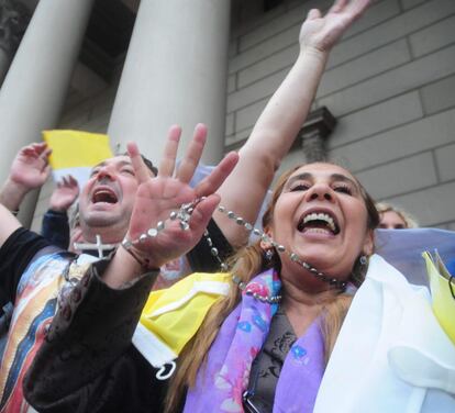 Católicos celebran la proclamación de Jorge Mario Bergoglio como nuevo Papa de la Iglesia Católica frente a la Catedral de Buenos Aires (Argentina).