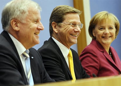 De izquierda a derecha, El presidente de la Unión Socialcristiana (CSU) y primer ministro bávaro, Horst Seehofer, el futuro vicecanciller y jefe del Partido Liberal (FDP), Guido Westerwelle y la  canciller, Angela Merkel, durante la presentación del pacto de Gobierno