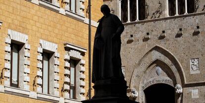 Entrada principal de la sede de Monte dei Paschi di Siena, en Siena (Italia).