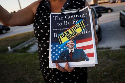 Una mujer propone que se prohíba 'The Courage to Be Free', a las puertas de la librería donde el gobernador lo presentó el martes en Leesburg, Florida. 