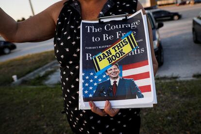 Una mujer propone que se prohíba 'The Courage to Be Free', a las puertas de la librería donde el gobernador lo presentó el martes en Leesburg, Florida.