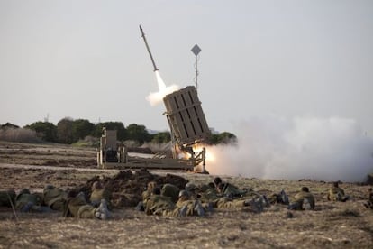 Un grupo de soldados israel&iacute;es se tira al suelo antes de que el escudo antimisiles C&uacute;pula de Hierro lance un cohete para interceptar un ataque desde la Franja.