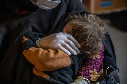 Una madre acuna a su hijo dentro de uno de los espacios seguros para mujeres y niñas de un campo de refugiados.