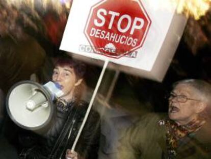 Varias mujeres durante la manifestación del colectivo Stop Desahucios en Santiago de Compostela. EFE/Archivo