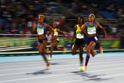 La estadounidense Allyson Felix (derecha) compite en la final de los 400 m femenino. 